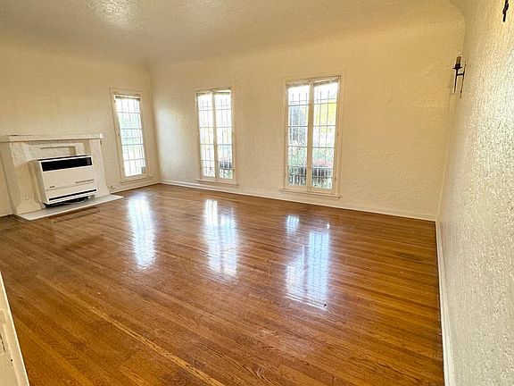 3rd image of 101 S Sycamore Ave APT 1