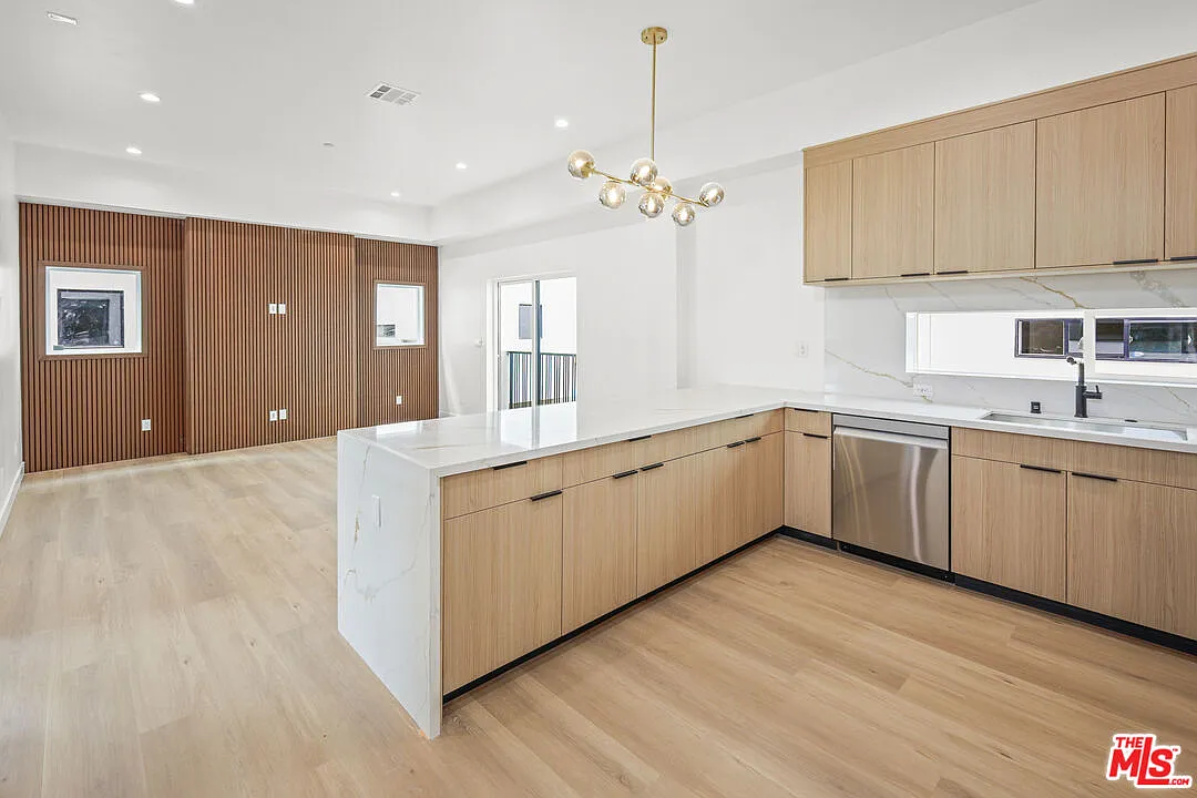 4 bed, 2000 sqft, $5,500 — Photo 1