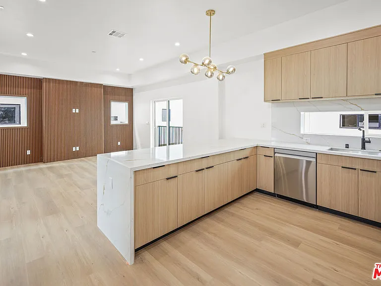 11006 Hortense St #1/2 — Photo 1