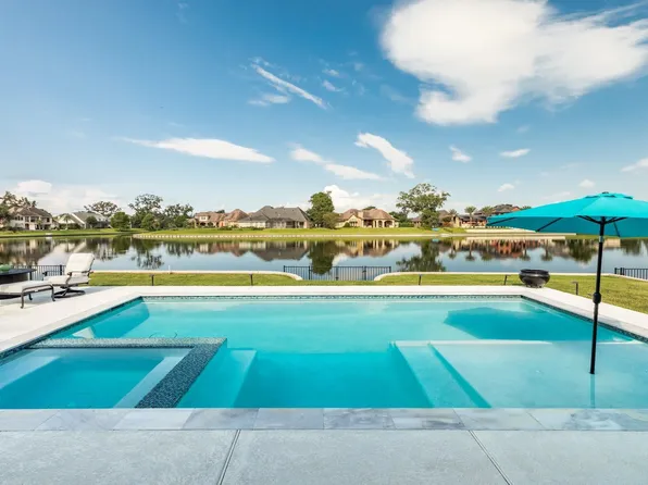 217 Arrowhead Dr, Lake Jackson, TX 77566