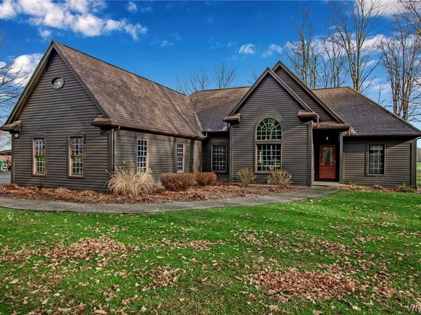 8541 Woodland Dr, Le Roy, NY 14482