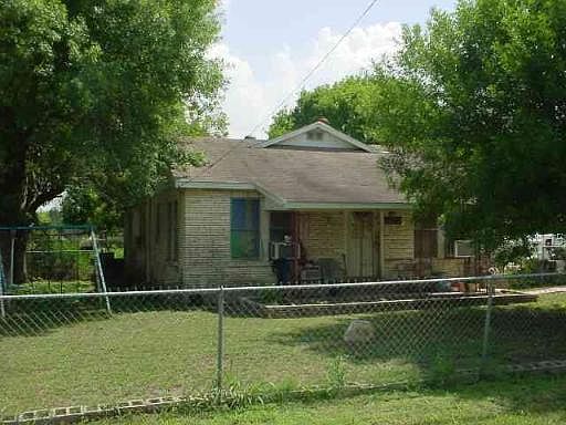 1st image of 910 W VILLARET BLVD