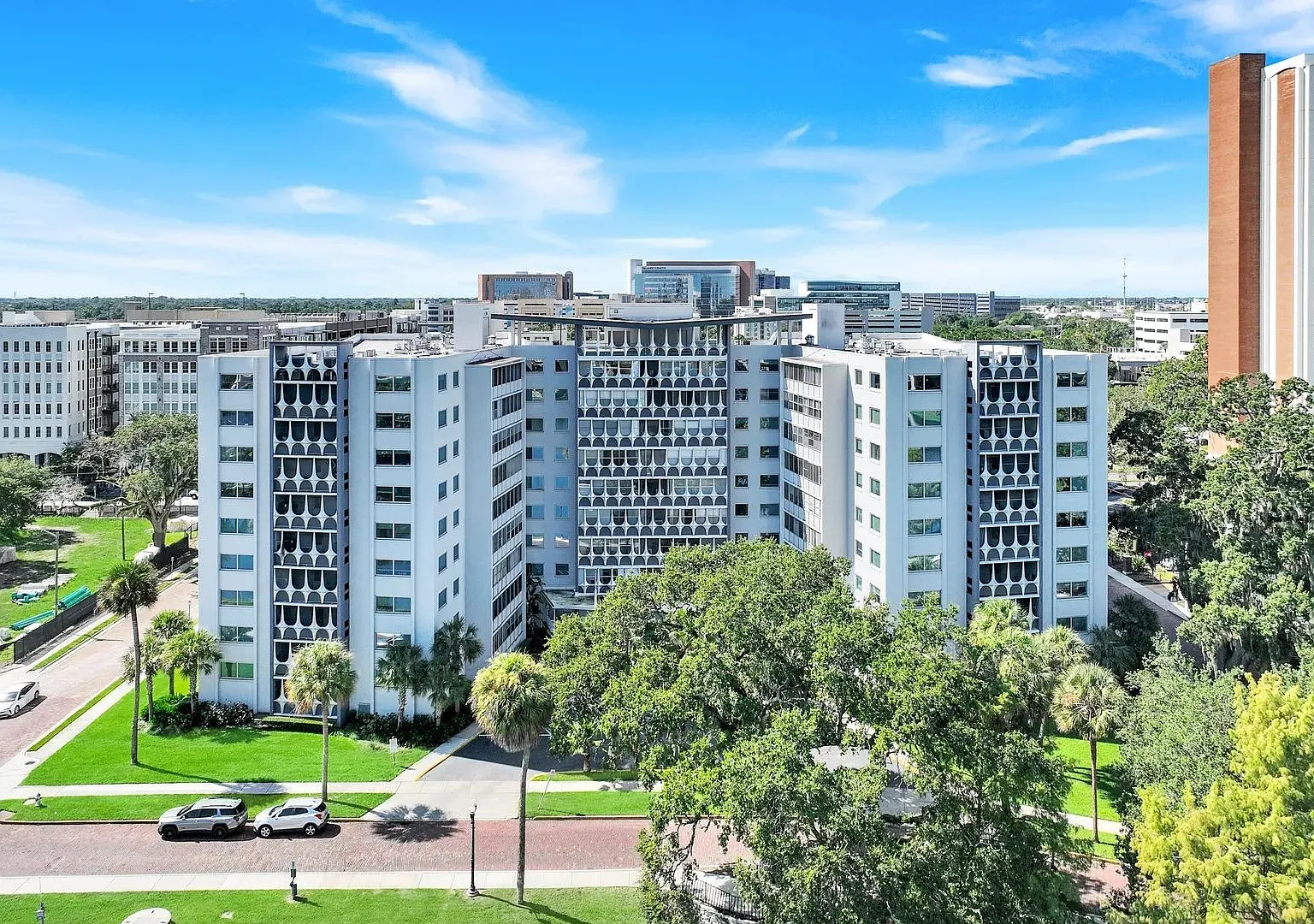 Lake Lucerne Towers — Photo 1