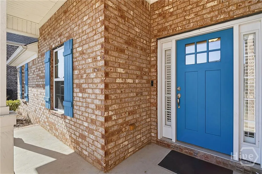 4 bed, 2330 sqft, $2,730 — Photo 2