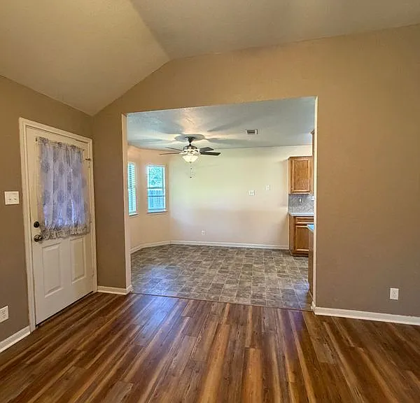 715 Lakeview Dr — Photo 11