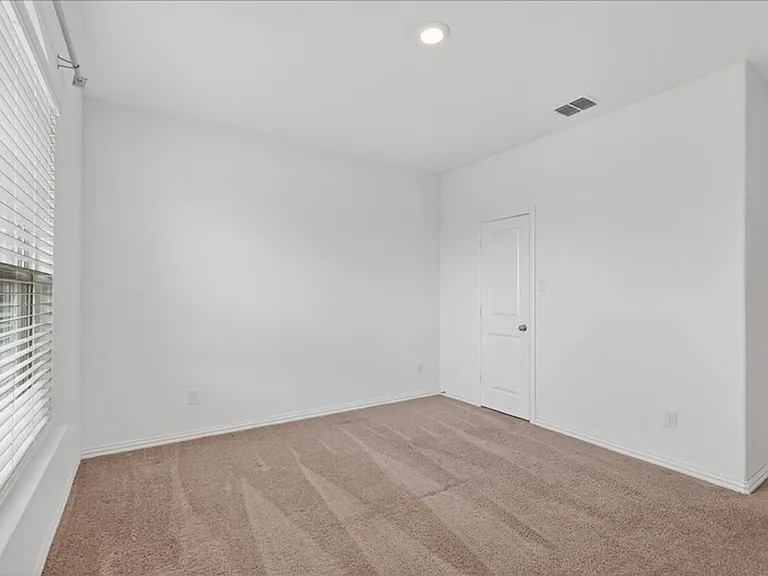 1501 Lake Grove Dr — Photo 14
