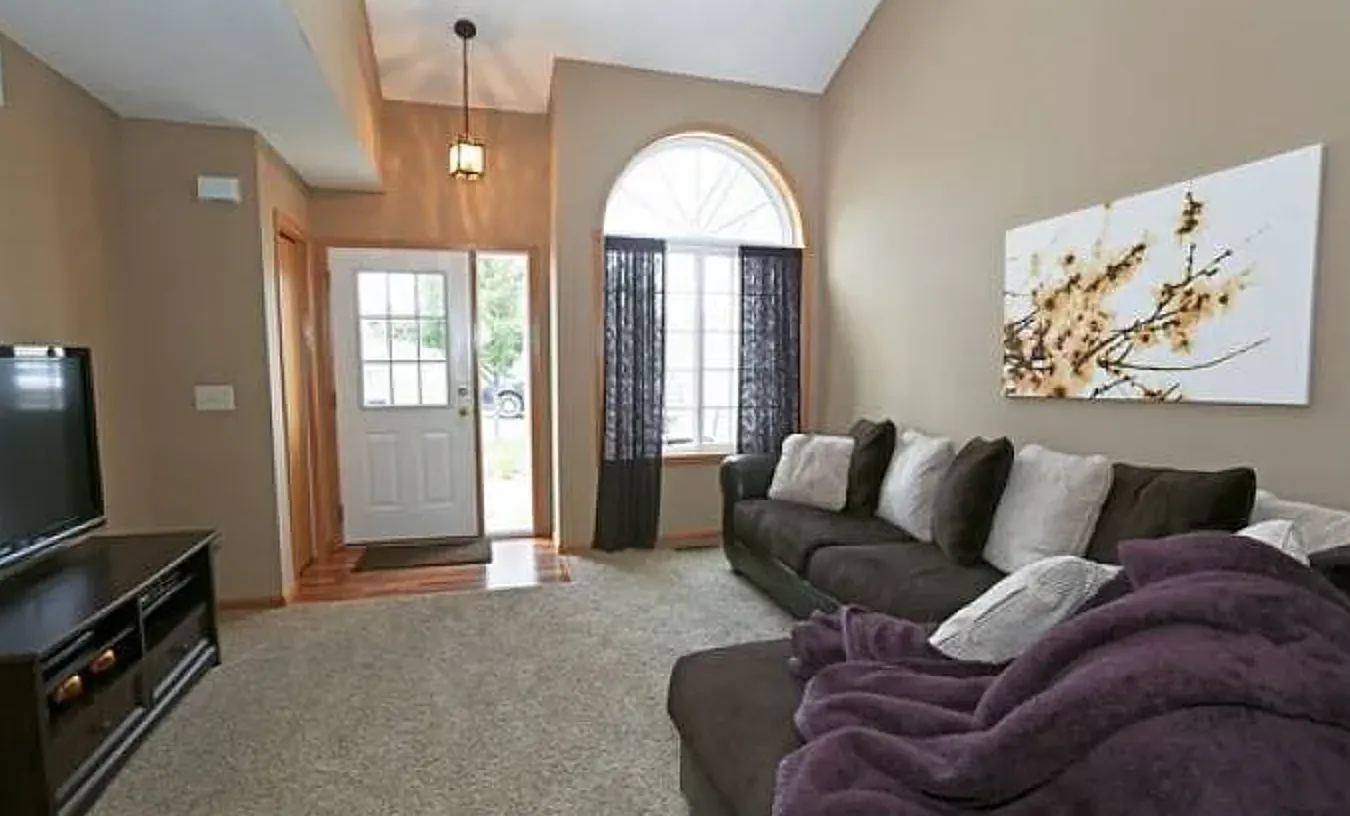 2 bed, 1.5 bath, 1580 sqft, $1,900 — Photo 2