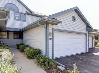 925 Bay View Cir, Mukwonago, WI 53149