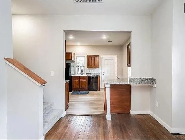 305 S Green St — Photo 9