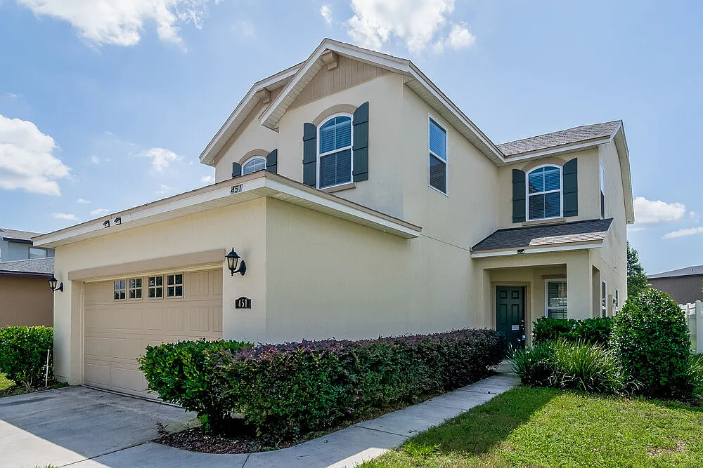 3 bed, 2.5 bath, 2455 sqft, $2,560 — Photo 2