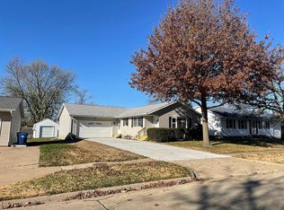 1344 Springdale Dr, Clinton, IA 52732