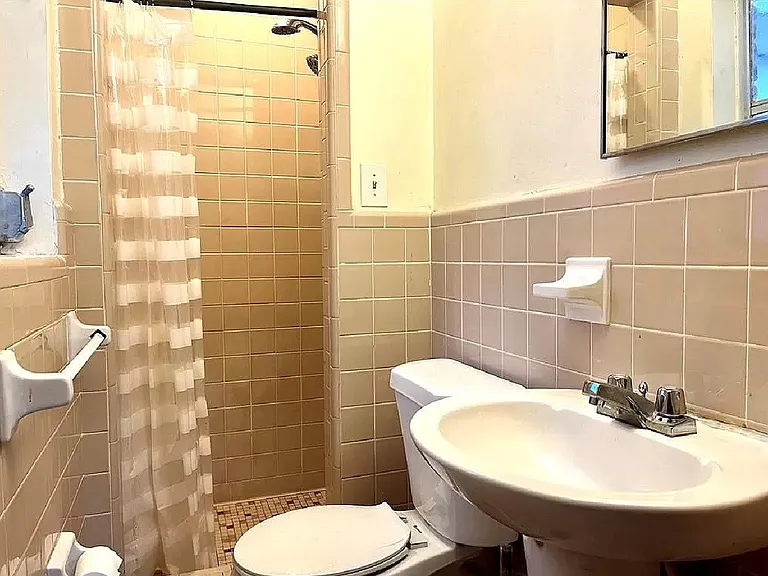 2226 Formosa Cir — Photo 3