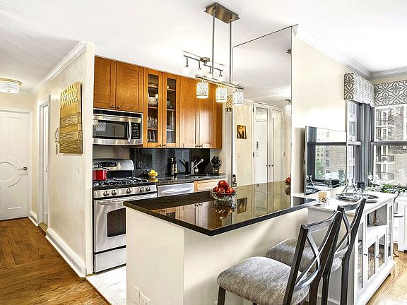 3rd image of 132 E 35th St #10L