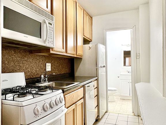5th image of 1429 Spruce St APT 1R