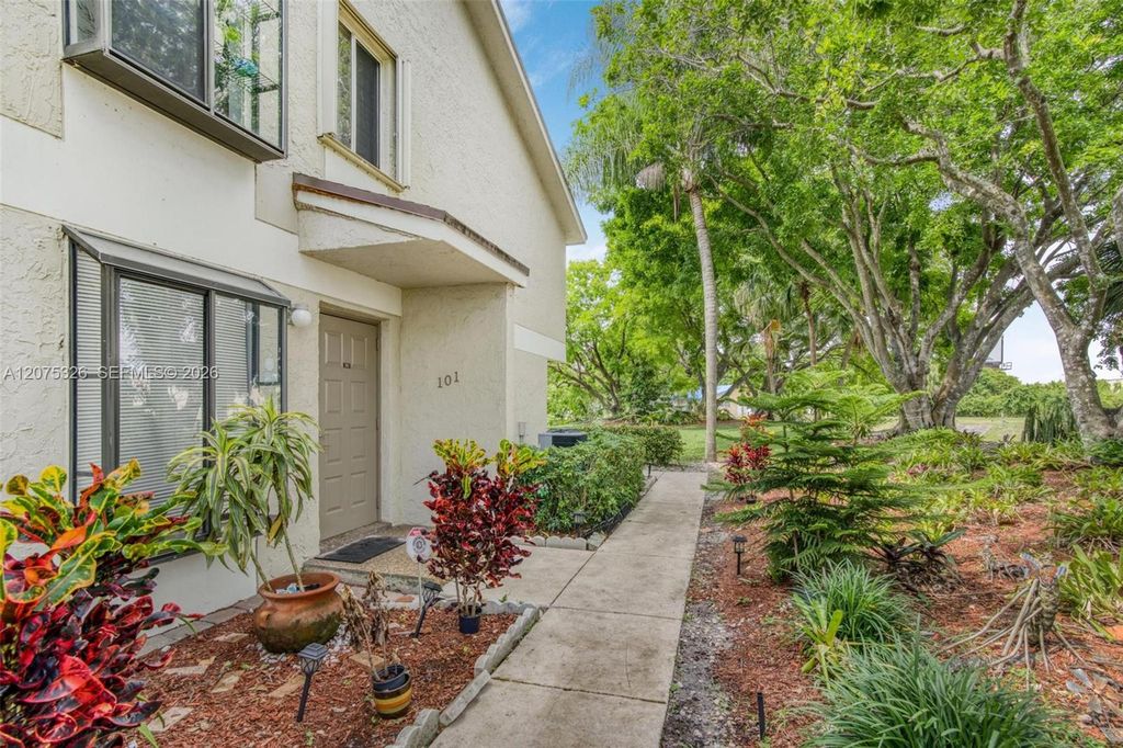 709 Gardens Dr APT 101, photo 4