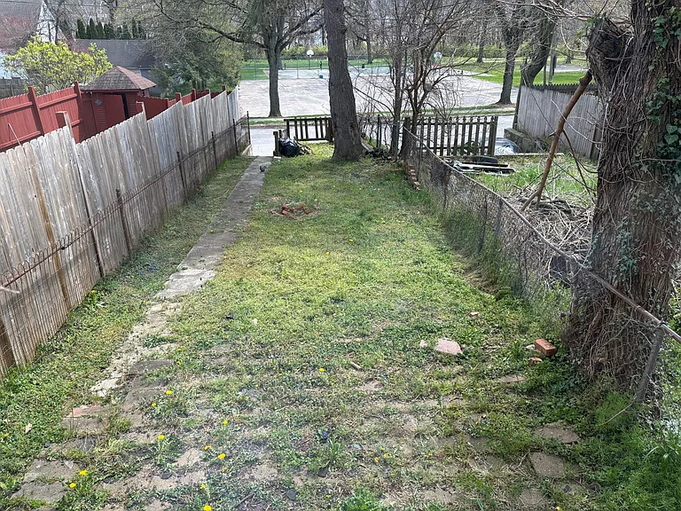 718 W Locust St — Photo 12