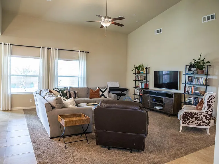 2327 W Queens Way — Photo 10