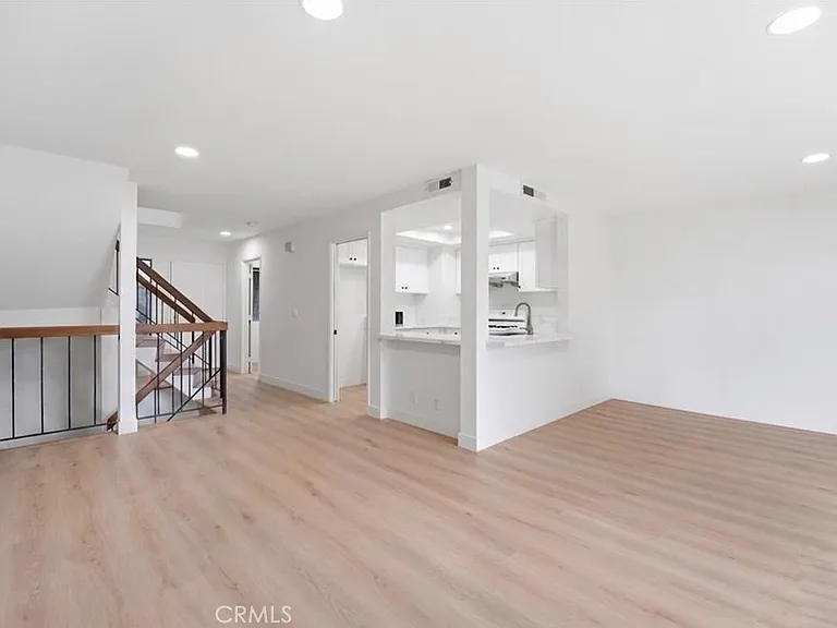 1070 Walnut Grove Ave — Photo 2