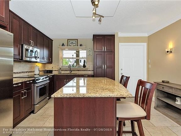 5th image of 3031 NE 51st St APT 102W
