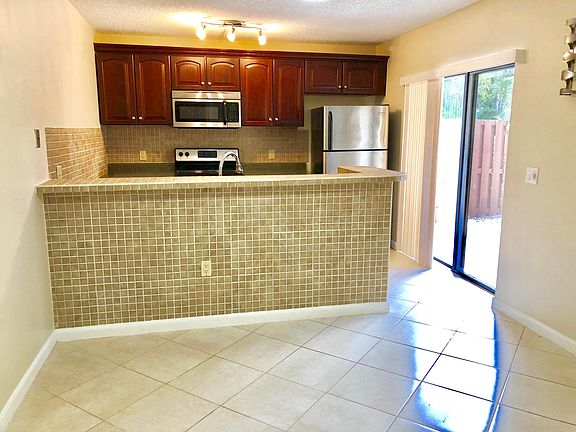4th image of 2931 SW 22nd Ave #31A