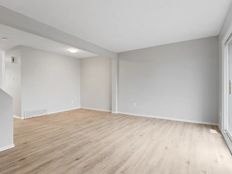 2480 Hunters Point Cres — Photo 10