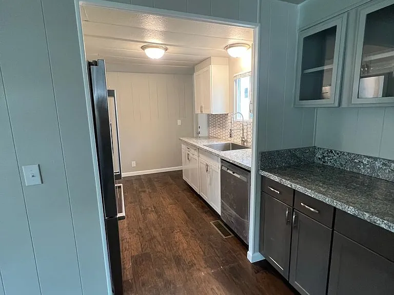 2038 Laburnum Ave #B — Photo 14