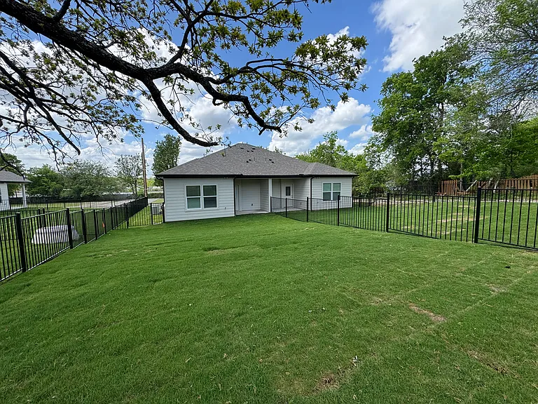 1219 S Austin St — Photo 10