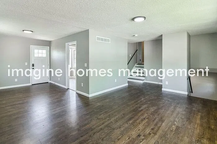 3 bed, 2.0 bath, 1977 sqft, $2,095 — Photo 2