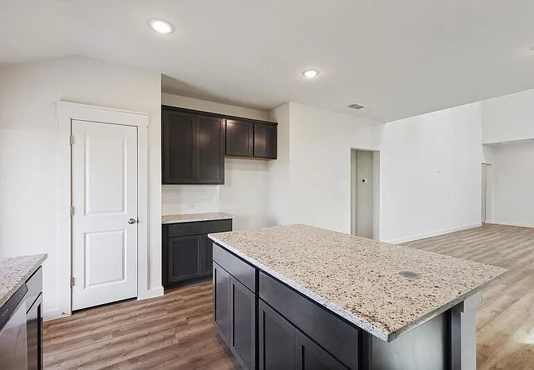 514 Weller Rd — Photo 4