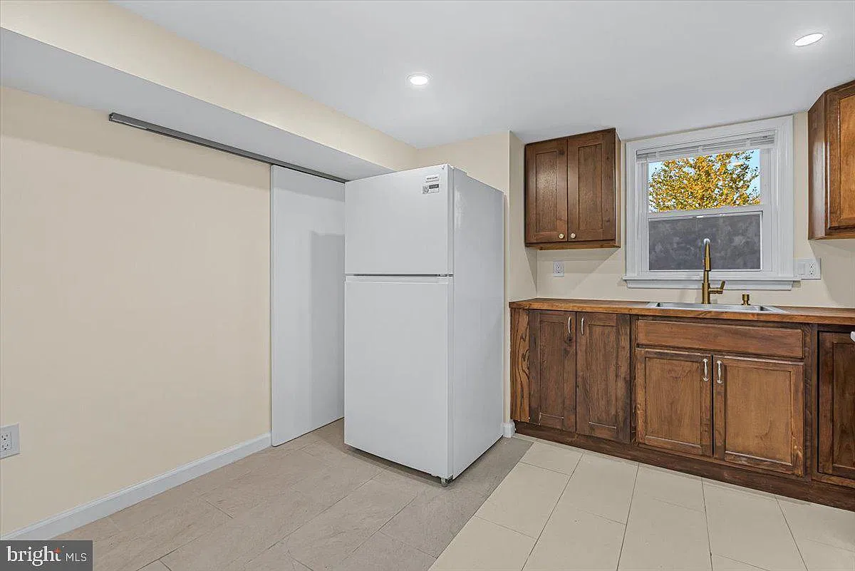 3 bed, 1.0 bath, 972 sqft, $2,000 — Photo 3
