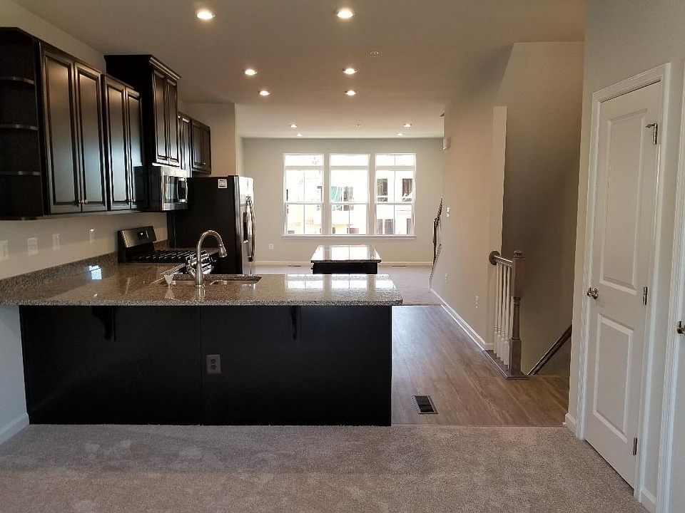 2nd image of 1426 Strahorn Rd