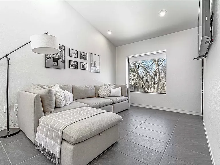 560 N Fallin Ave — Photo 2