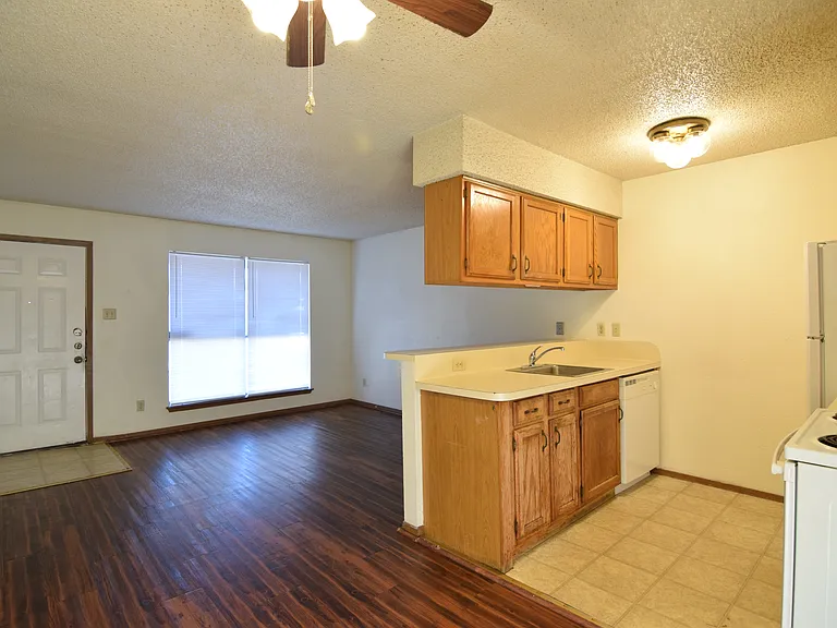 1626 Kelly Dr — Photo 6