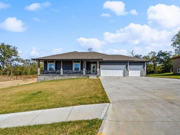 1325 Copper Mountain Dr, Crescent, IA 51526