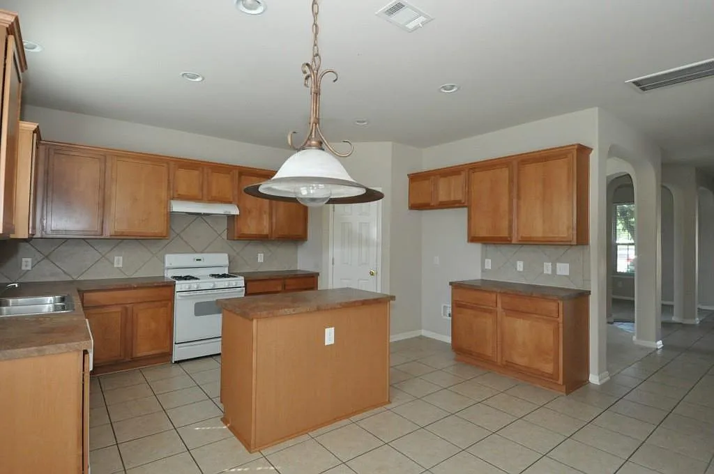 4 bed, 2721 sqft, $1,985 — Photo 3