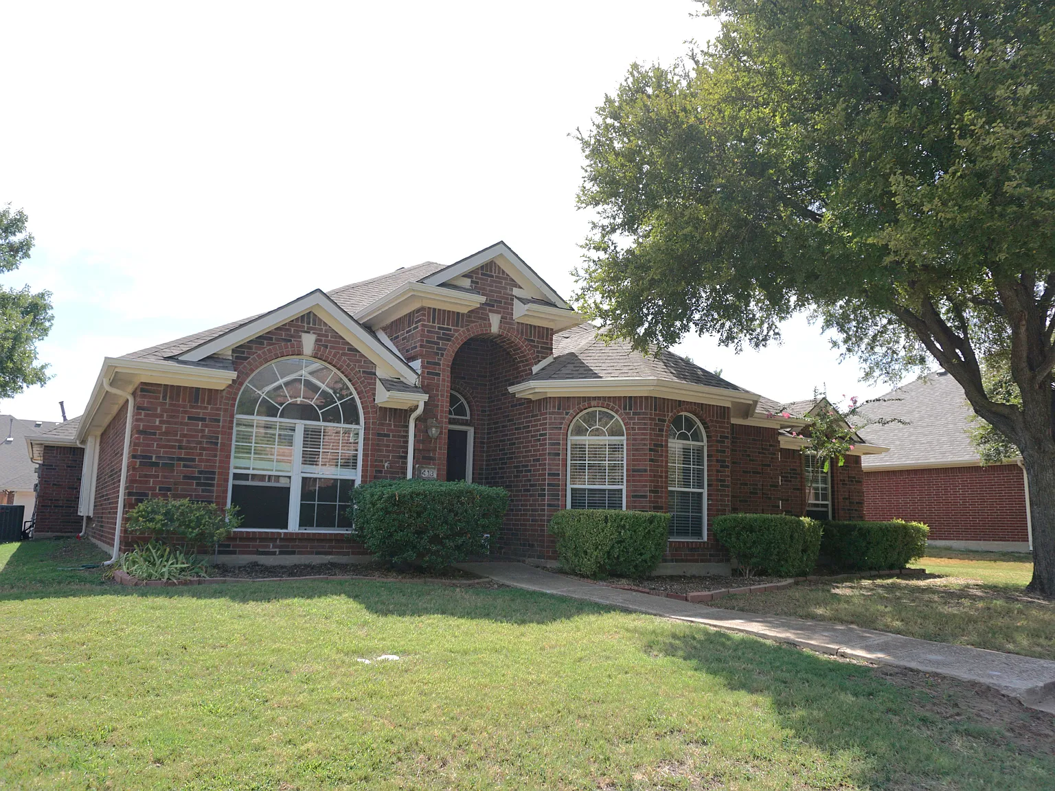 4 bed, 2266 sqft, $2,550 — Photo 2