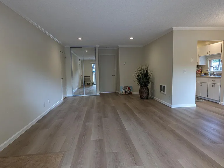 Live Oak Apartments — Photo 15