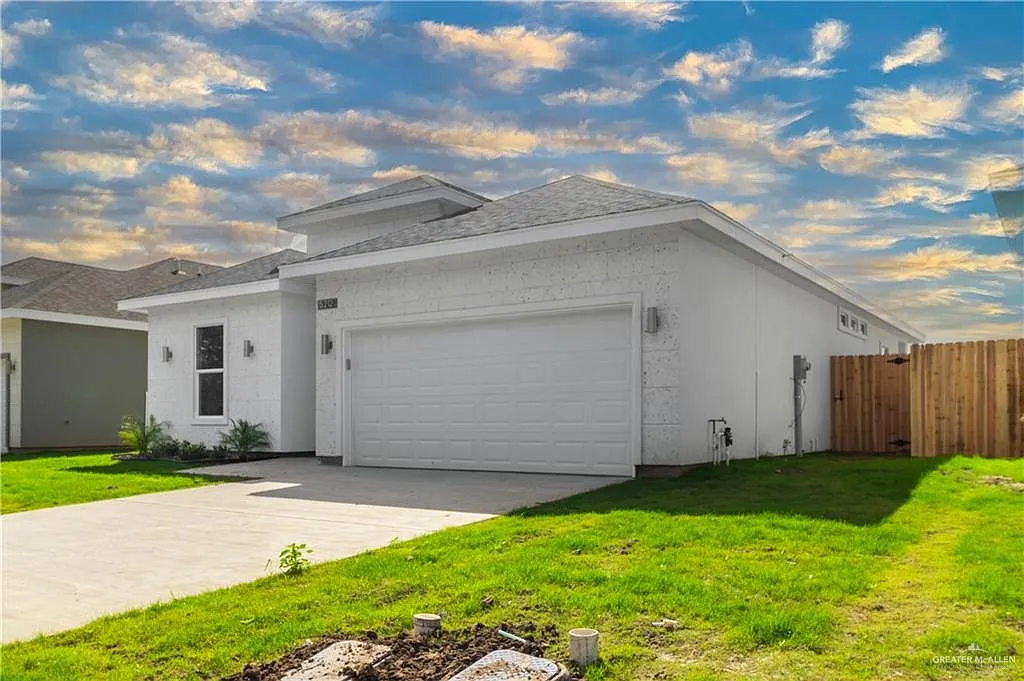 3 bed, 2.0 bath, 1594 sqft, $1,799 — Photo 2