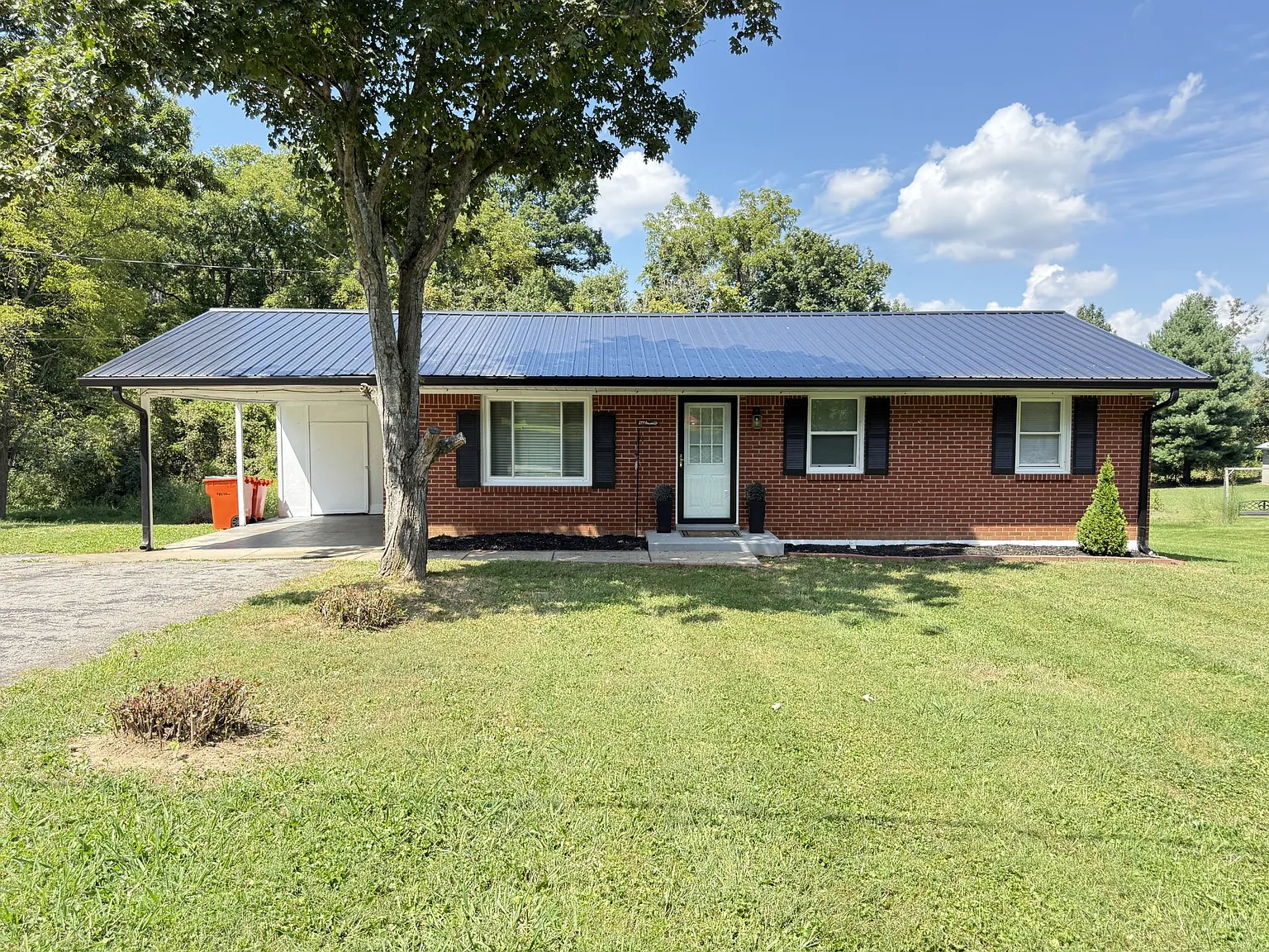 Pinewood Dr, Radcliff — Photo 1