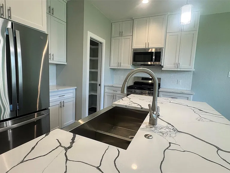 737 Ebenezer Ln — Photo 6