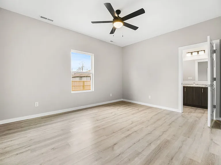655 E Forest St — Photo 9