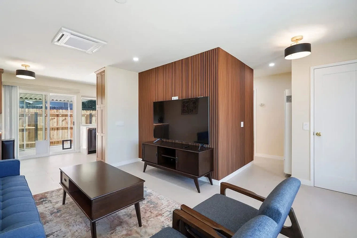 2 bed, 1.0 bath, 914 sqft, $5,460 — Photo 2