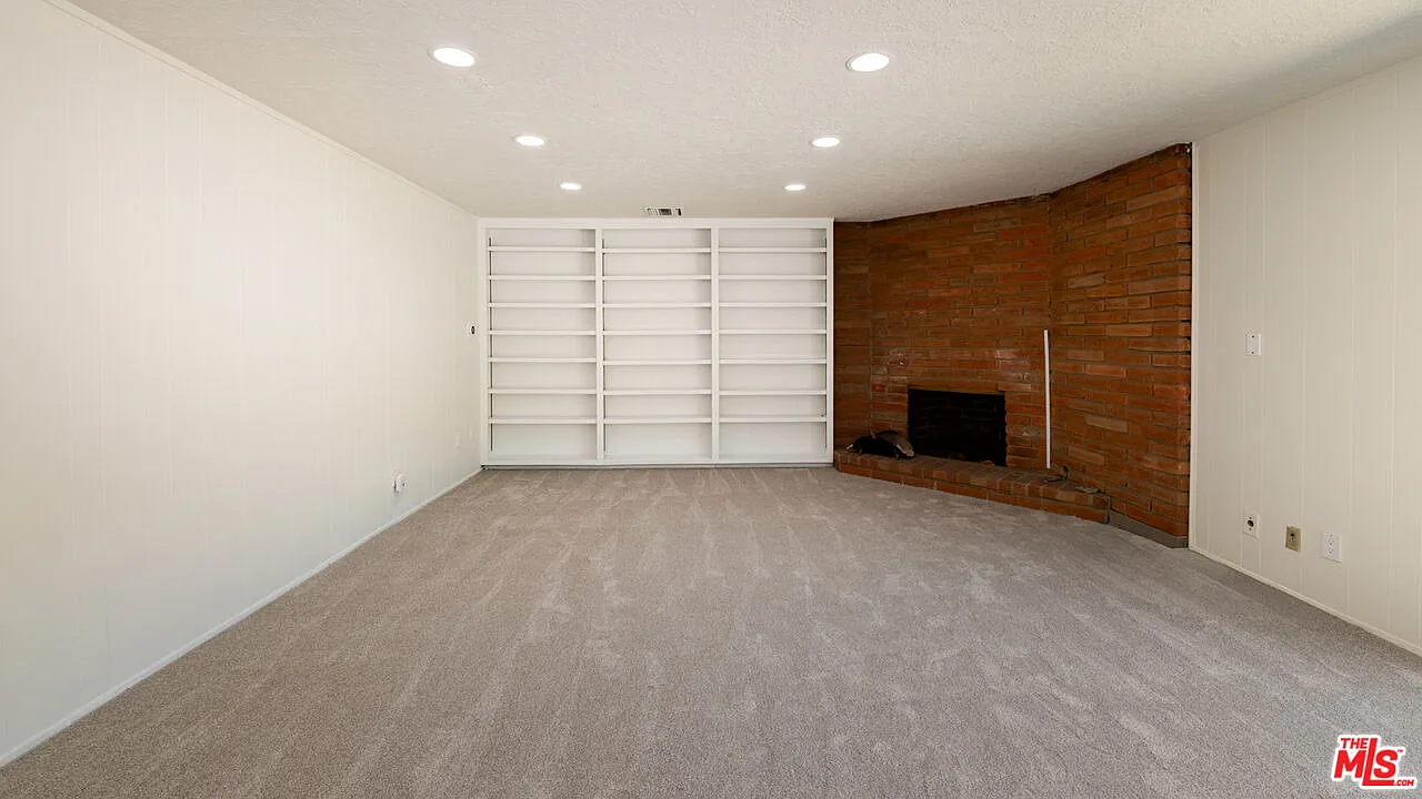 7 bed, 5.5 bath, 3664 sqft, $12,995 — Photo 3