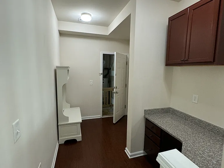 925 Lemster Ln — Photo 14