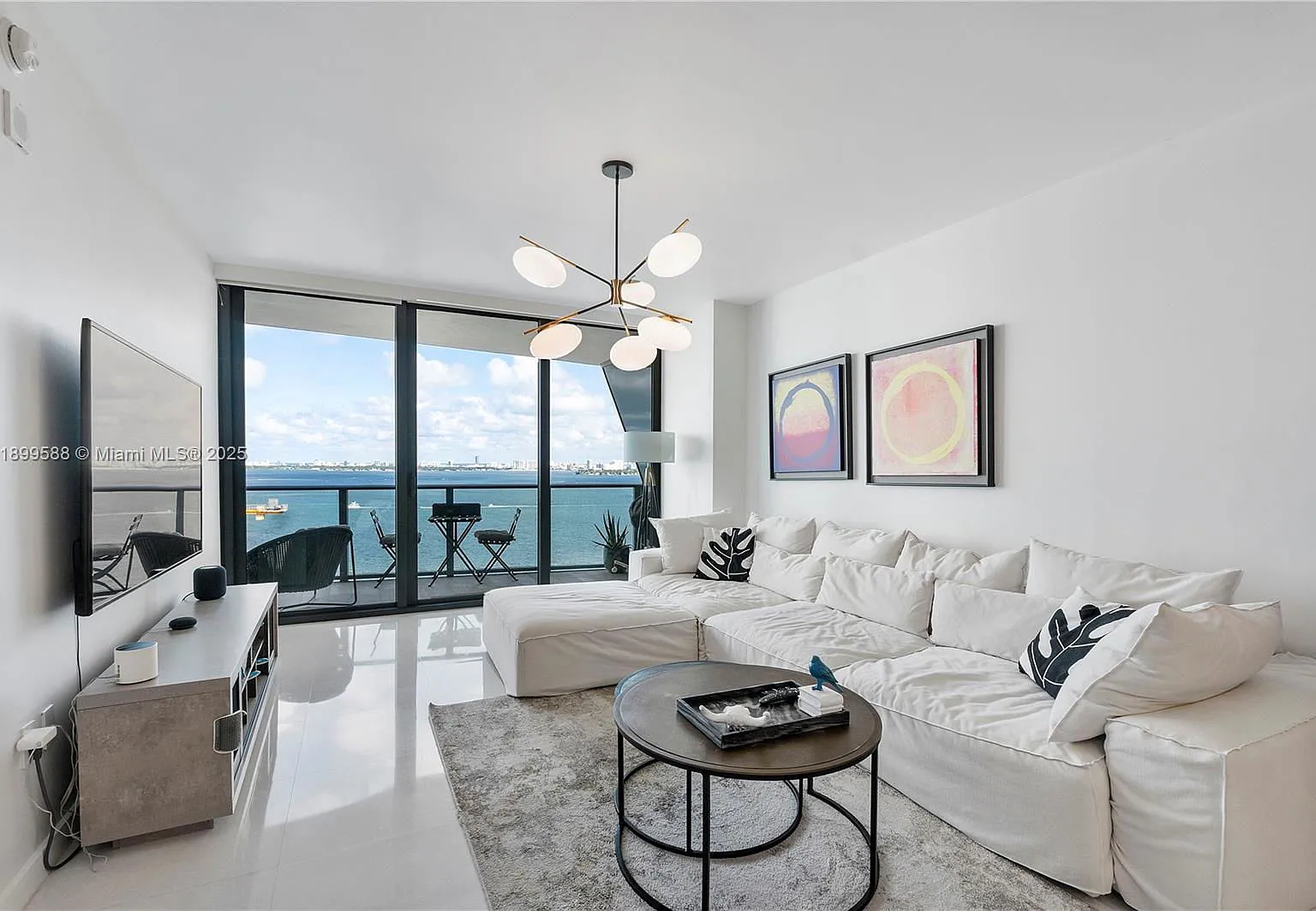 2 bed, 2.0 bath, 1107 sqft, $4,800 — Photo 2