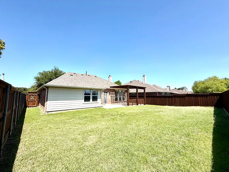 902 Rockton Dr — Photo 21