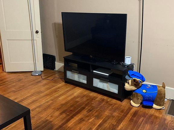 5th image of 545 E Yerby St