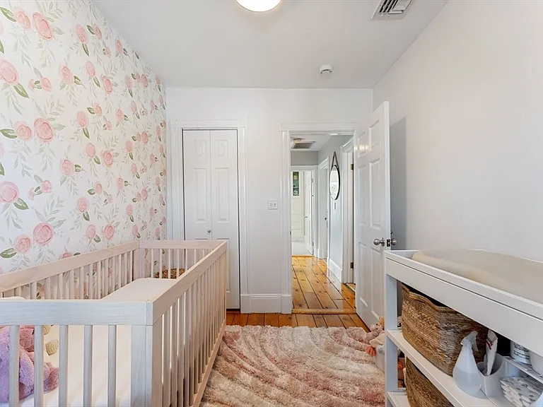 511 E 8th St #2 — Photo 16