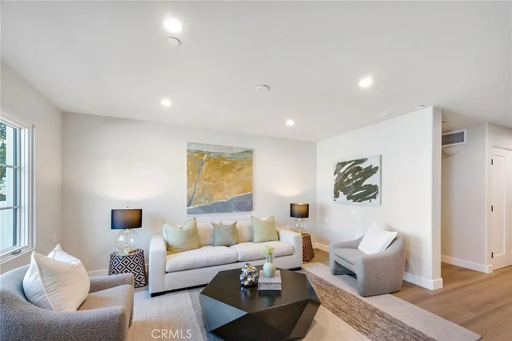 4 bed, 3.5 bath, 2700 sqft, $15,000 — Photo 4