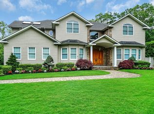 37 Woods End Rd N, Dix Hills, NY 11746